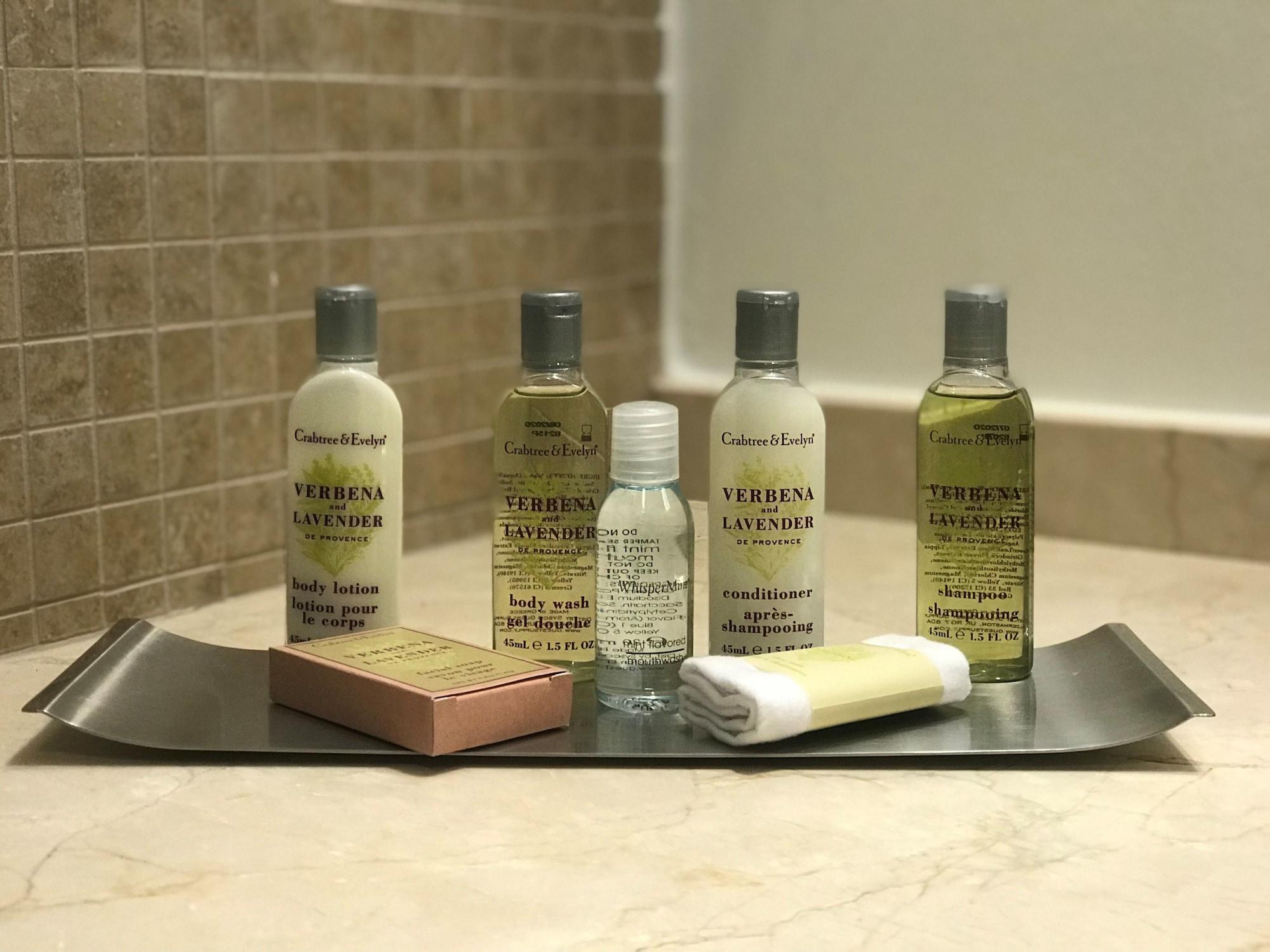 ดับเบิลทรี บาย ฮิลตัน ลา ตอเร กอล์ฟ แอนด์ สปา รีสอร์ต Hotel Roldan ภายนอก รูปภาพ A selection of toiletries