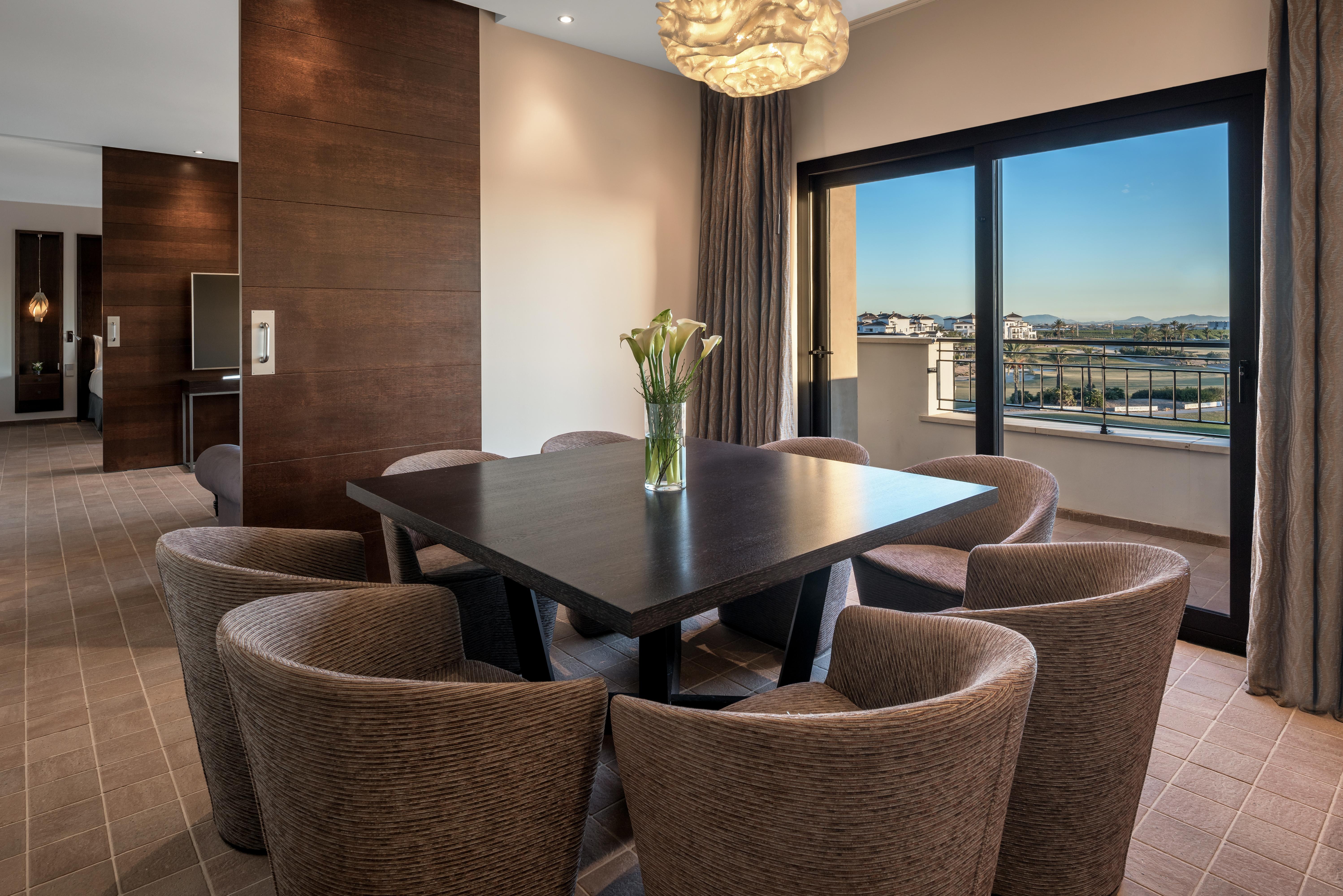ดับเบิลทรี บาย ฮิลตัน ลา ตอเร กอล์ฟ แอนด์ สปา รีสอร์ต Hotel Roldan ภายนอก รูปภาพ A suite at the Hilton Athens