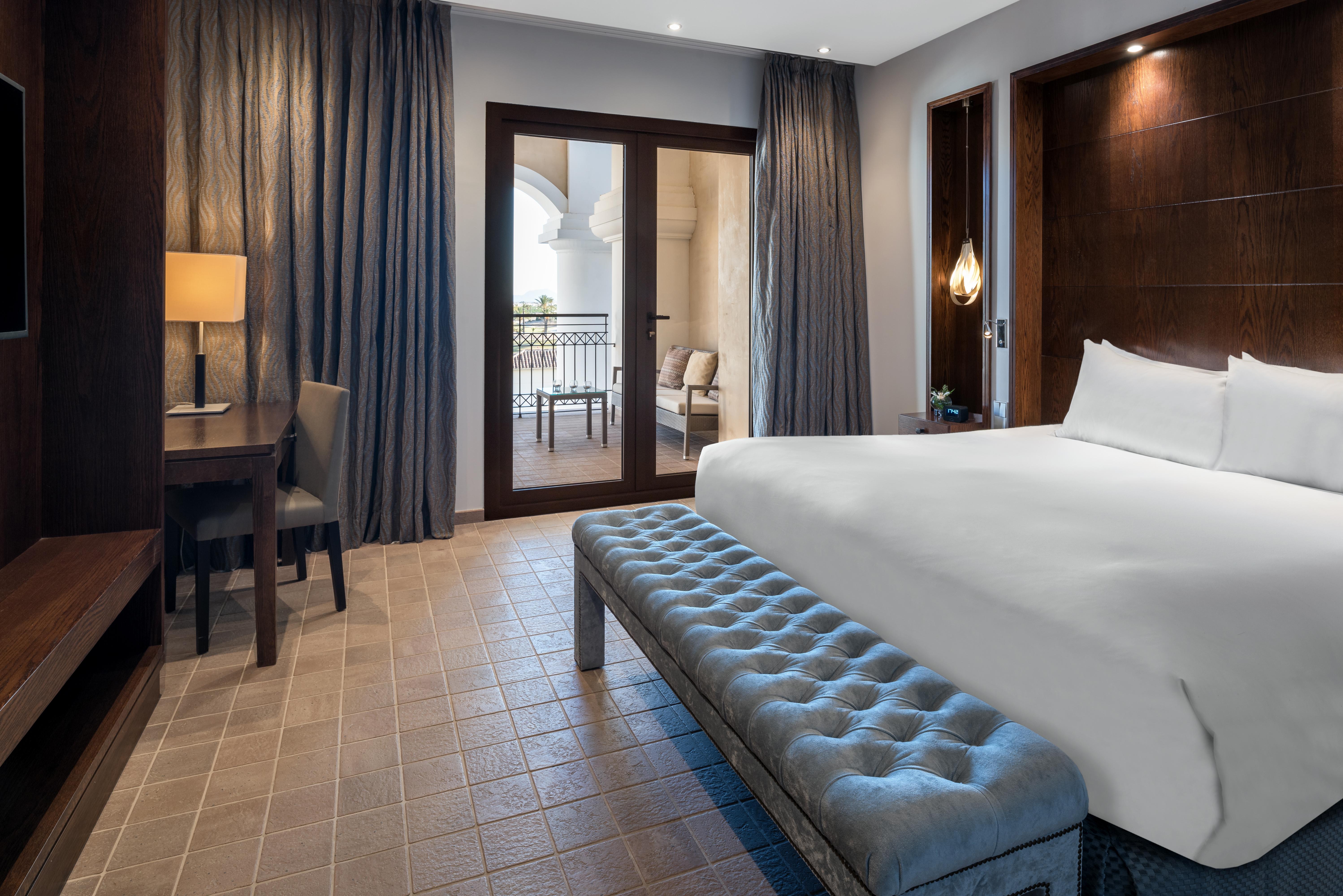 ดับเบิลทรี บาย ฮิลตัน ลา ตอเร กอล์ฟ แอนด์ สปา รีสอร์ต Hotel Roldan ภายนอก รูปภาพ A guest room at the Four Seasons Hotel