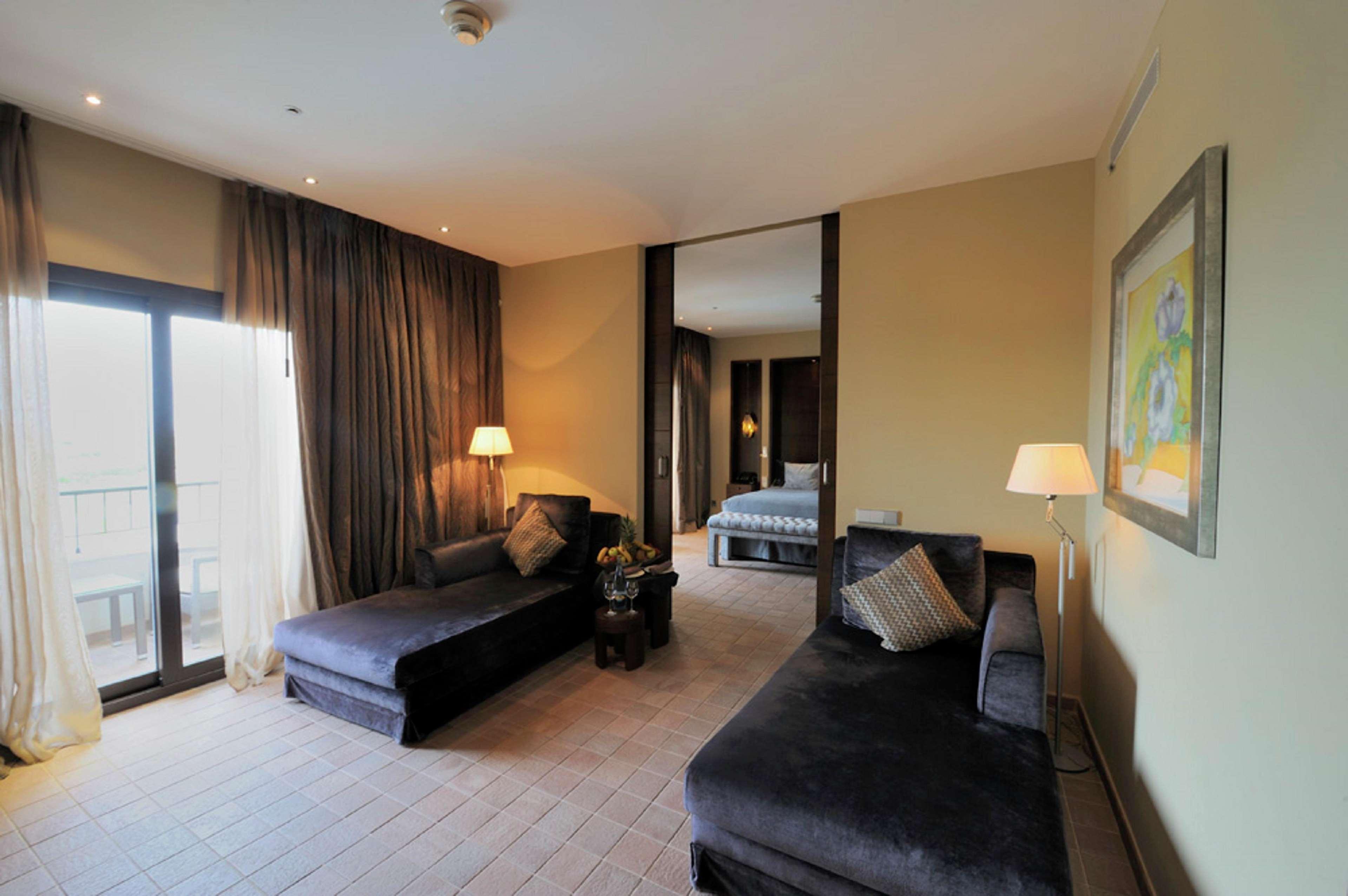 ดับเบิลทรี บาย ฮิลตัน ลา ตอเร กอล์ฟ แอนด์ สปา รีสอร์ต Hotel Roldan ภายนอก รูปภาพ A suite at the hotel