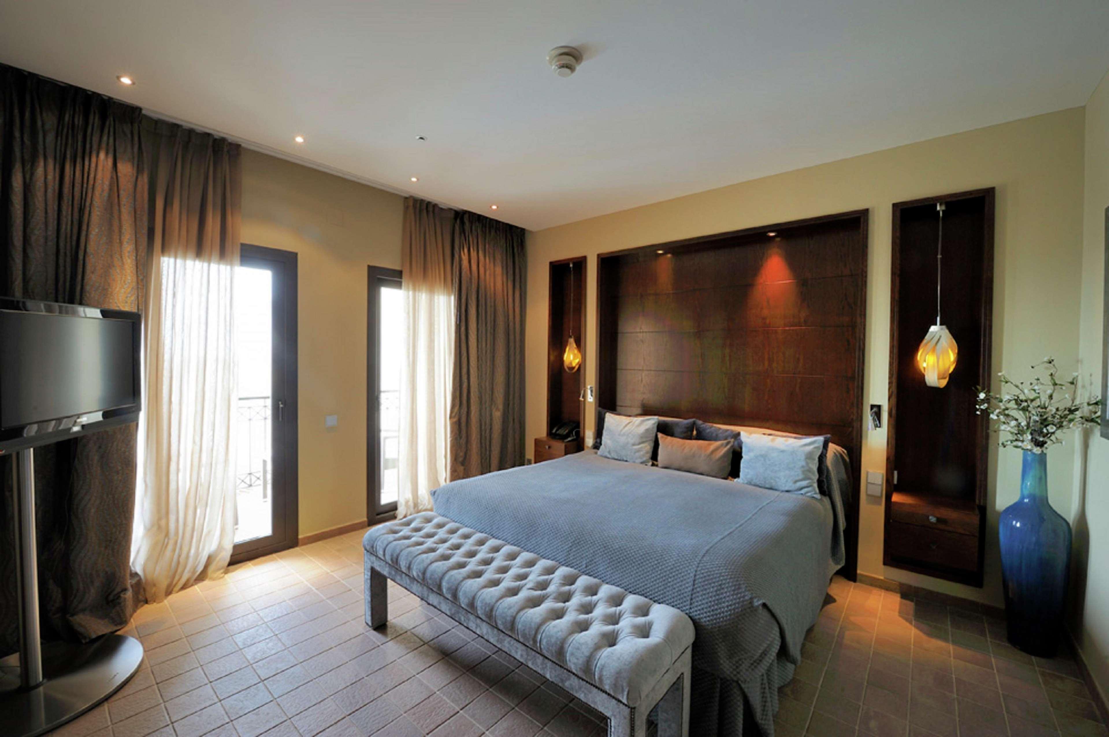 ดับเบิลทรี บาย ฮิลตัน ลา ตอเร กอล์ฟ แอนด์ สปา รีสอร์ต Hotel Roldan ภายนอก รูปภาพ A bedroom at the hotel