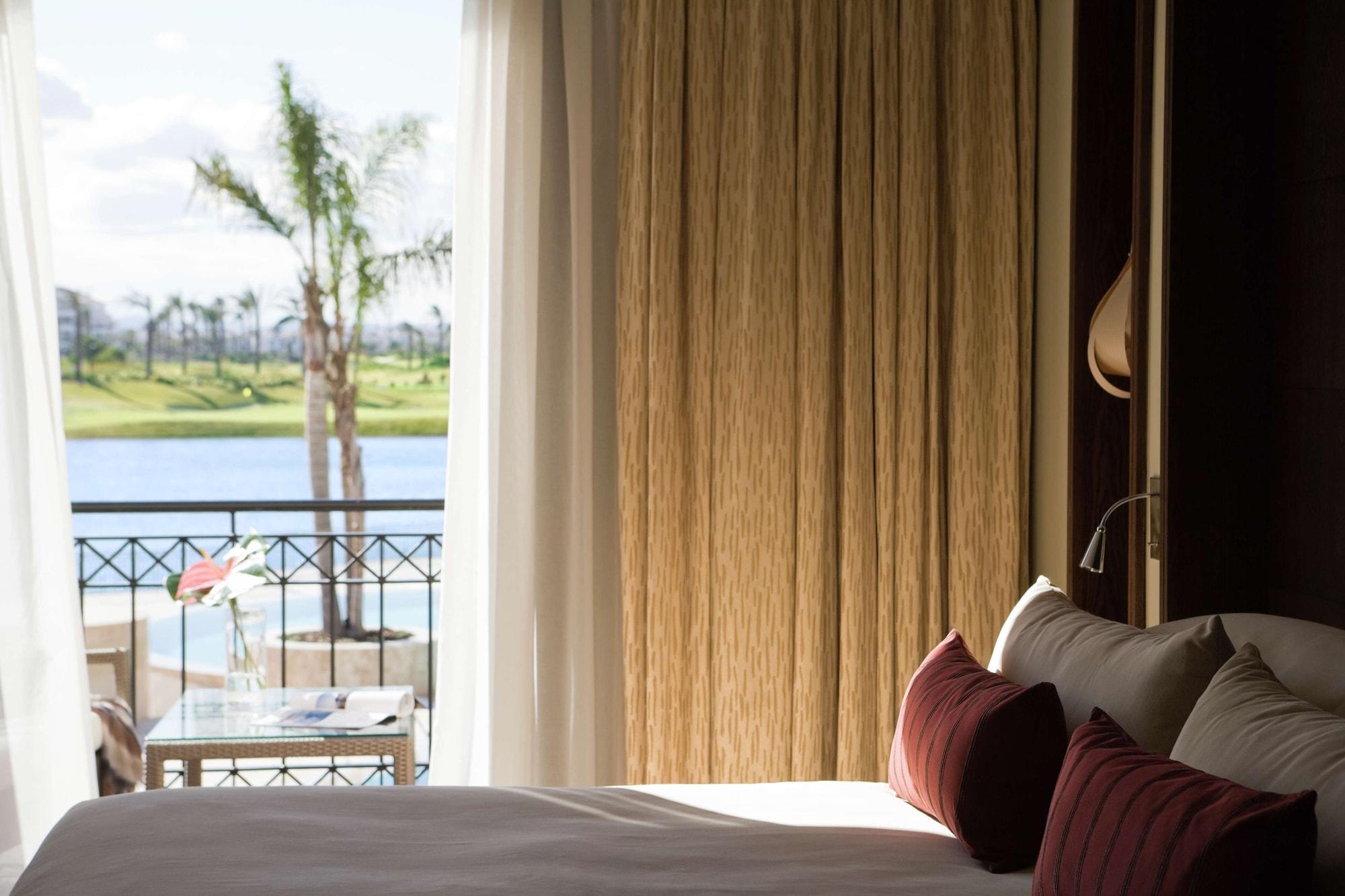 ดับเบิลทรี บาย ฮิลตัน ลา ตอเร กอล์ฟ แอนด์ สปา รีสอร์ต Hotel Roldan ภายนอก รูปภาพ A bedroom at the resort