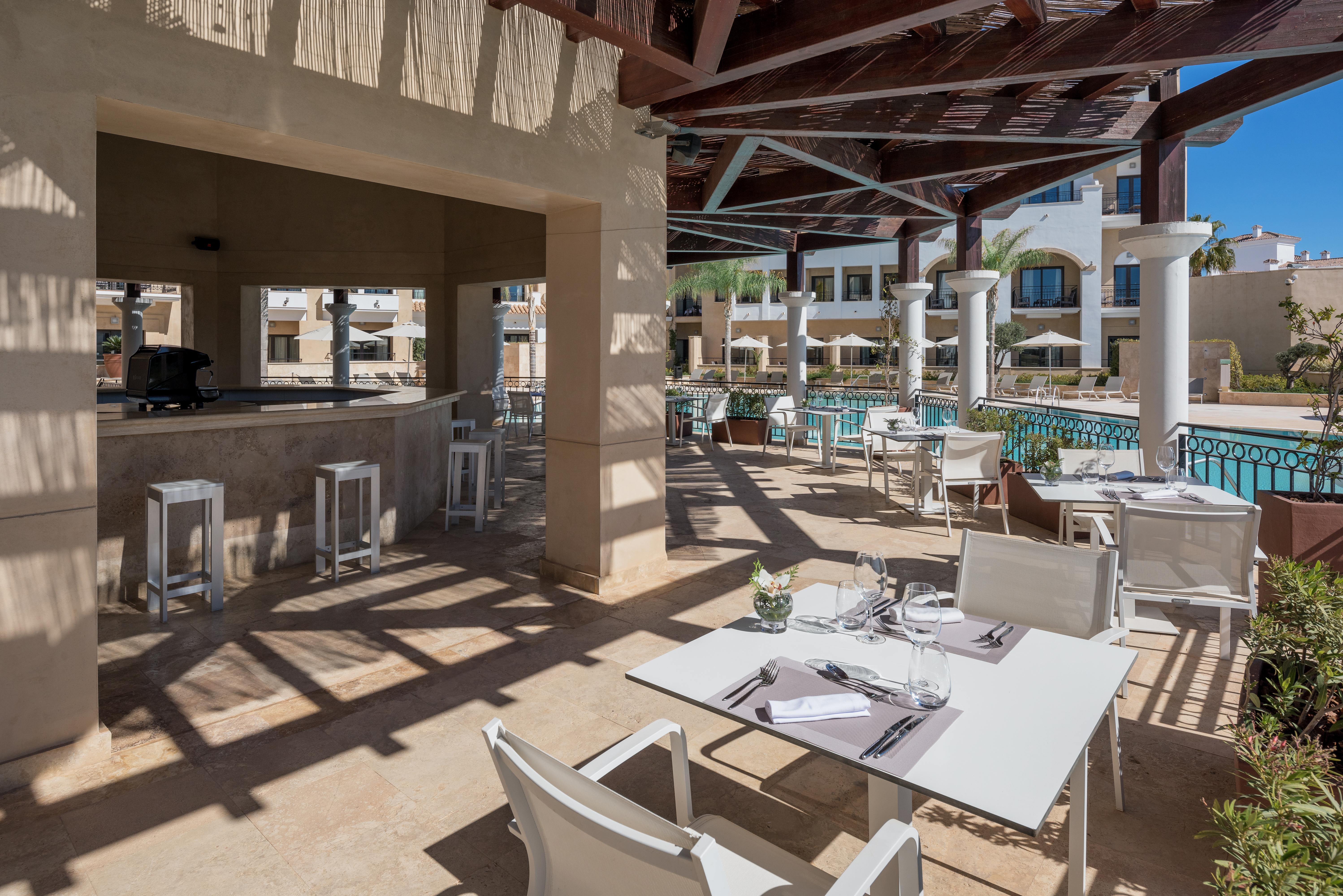 ดับเบิลทรี บาย ฮิลตัน ลา ตอเร กอล์ฟ แอนด์ สปา รีสอร์ต Hotel Roldan ภายนอก รูปภาพ The pool bar at the hotel