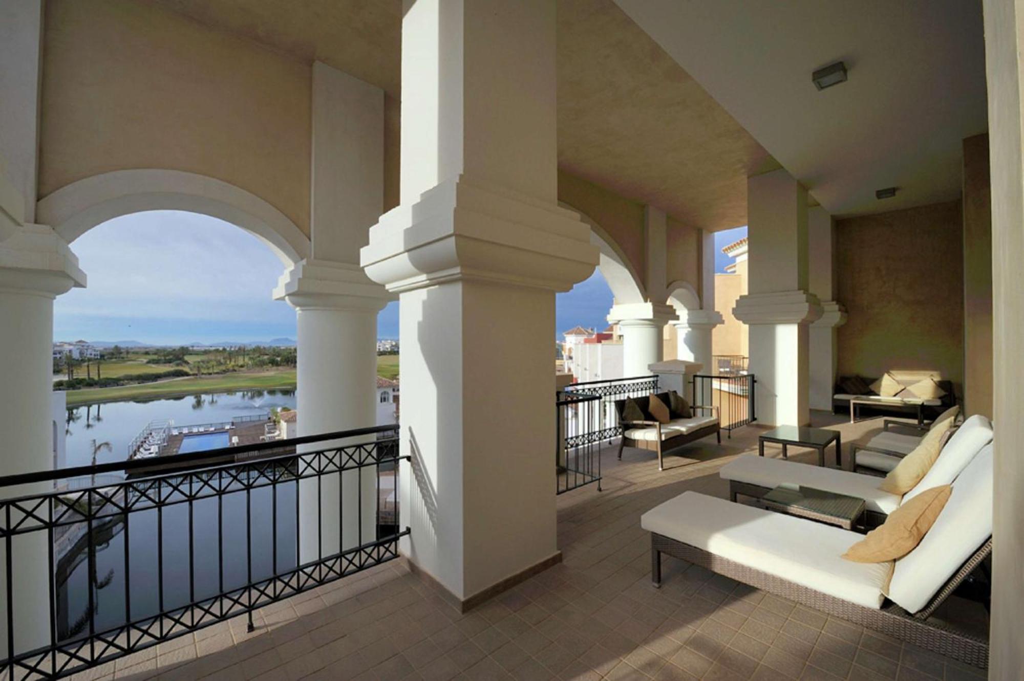 ดับเบิลทรี บาย ฮิลตัน ลา ตอเร กอล์ฟ แอนด์ สปา รีสอร์ต Hotel Roldan ภายนอก รูปภาพ The Royal Mirage