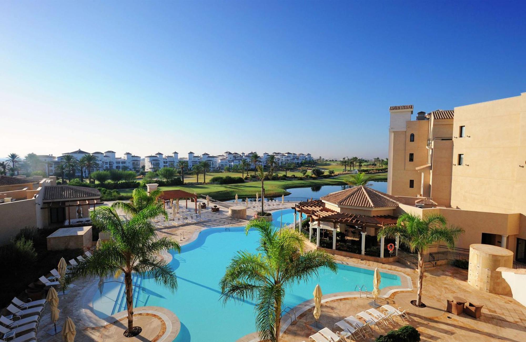 ดับเบิลทรี บาย ฮิลตัน ลา ตอเร กอล์ฟ แอนด์ สปา รีสอร์ต Hotel Roldan ภายนอก รูปภาพ View of the pool at the clubhouse