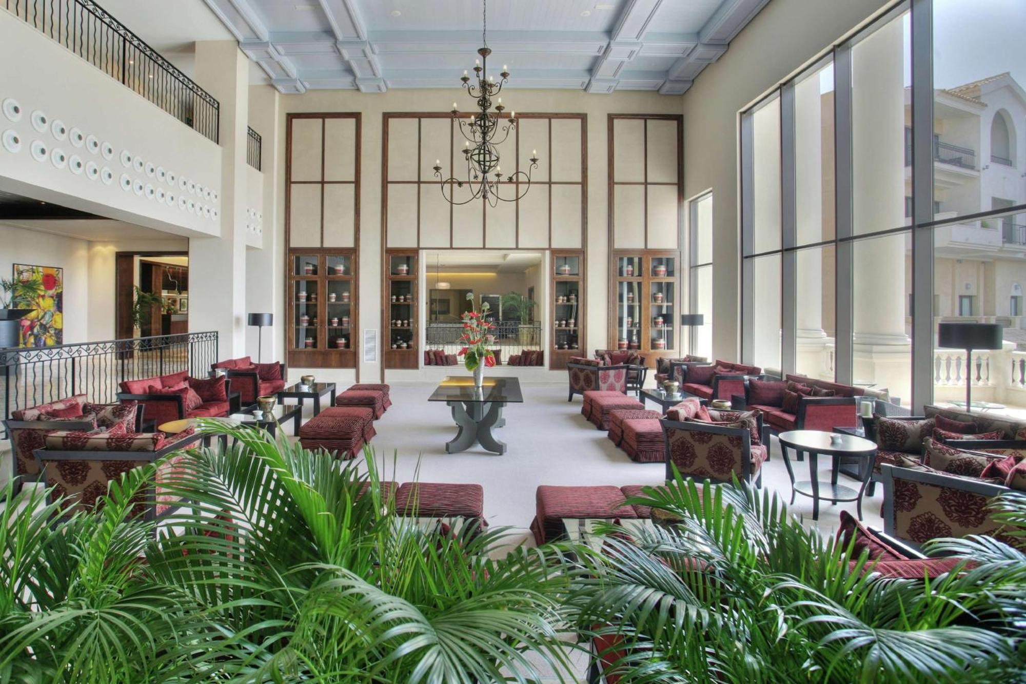 ดับเบิลทรี บาย ฮิลตัน ลา ตอเร กอล์ฟ แอนด์ สปา รีสอร์ต Hotel Roldan ภายนอก รูปภาพ The lobby of the hotel