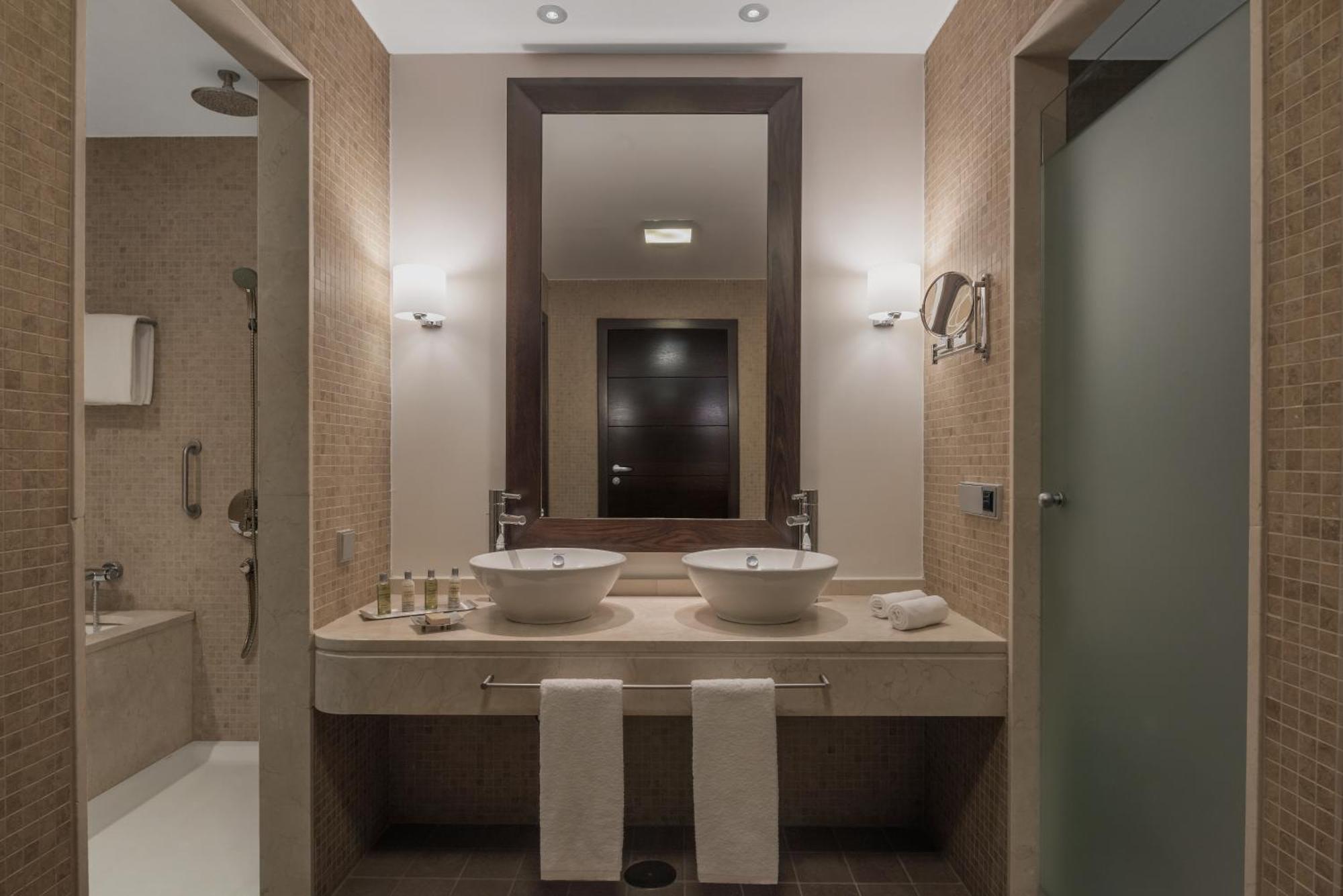 ดับเบิลทรี บาย ฮิลตัน ลา ตอเร กอล์ฟ แอนด์ สปา รีสอร์ต Hotel Roldan ภายนอก รูปภาพ Bathroom