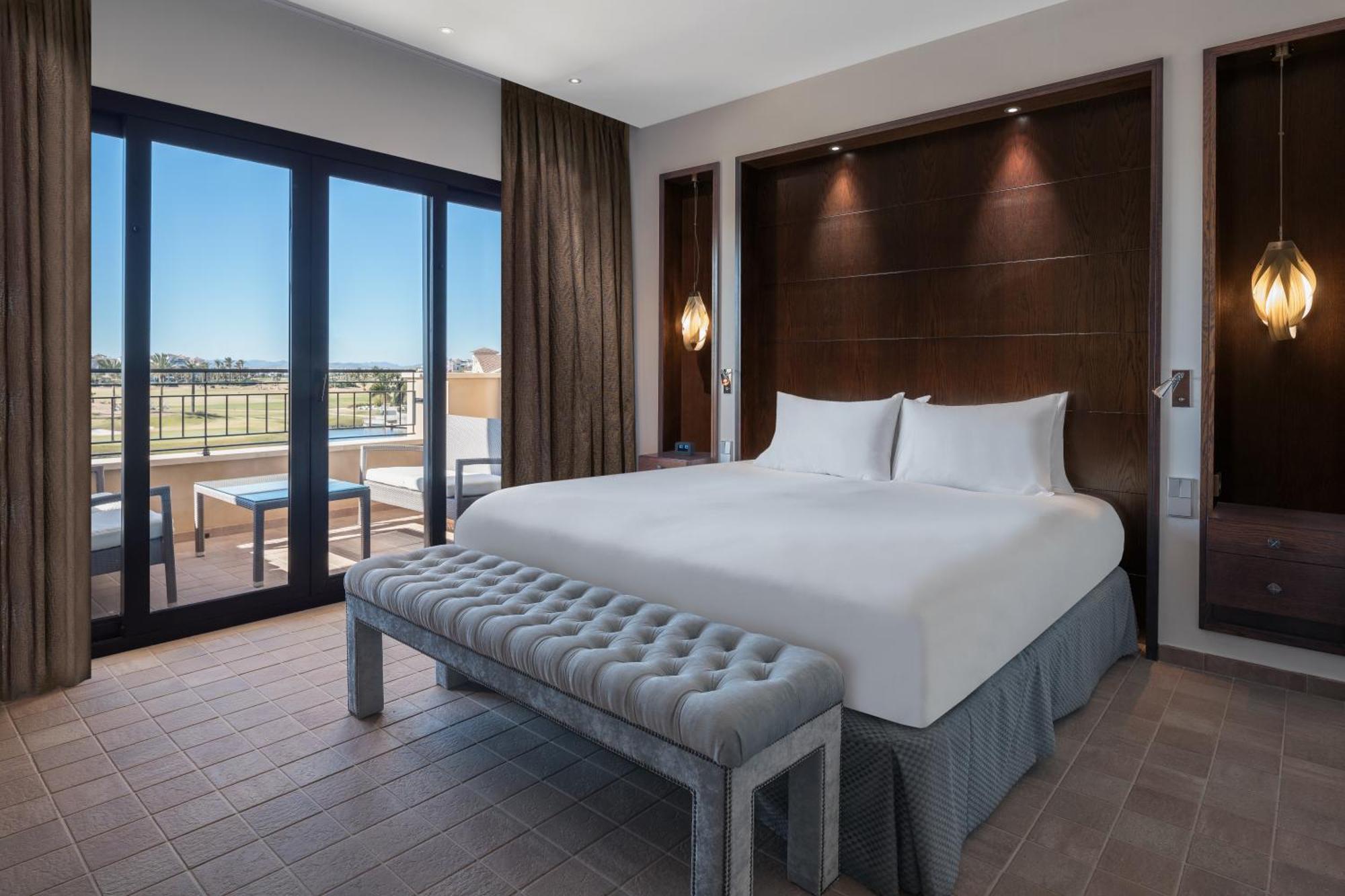 ดับเบิลทรี บาย ฮิลตัน ลา ตอเร กอล์ฟ แอนด์ สปา รีสอร์ต Hotel Roldan ภายนอก รูปภาพ A bedroom at the hotel