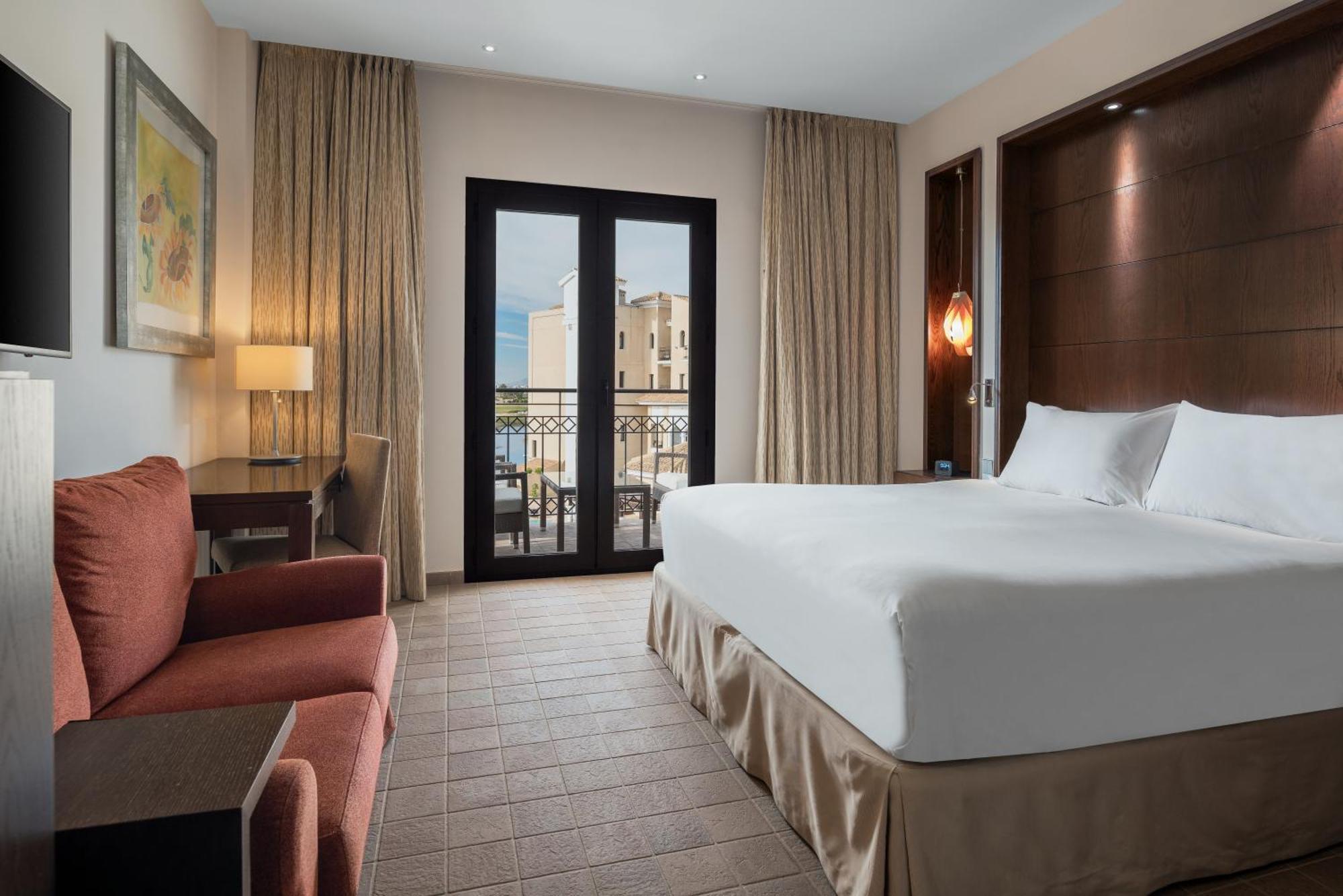 ดับเบิลทรี บาย ฮิลตัน ลา ตอเร กอล์ฟ แอนด์ สปา รีสอร์ต Hotel Roldan ภายนอก รูปภาพ A room at the Hilton Nicosia