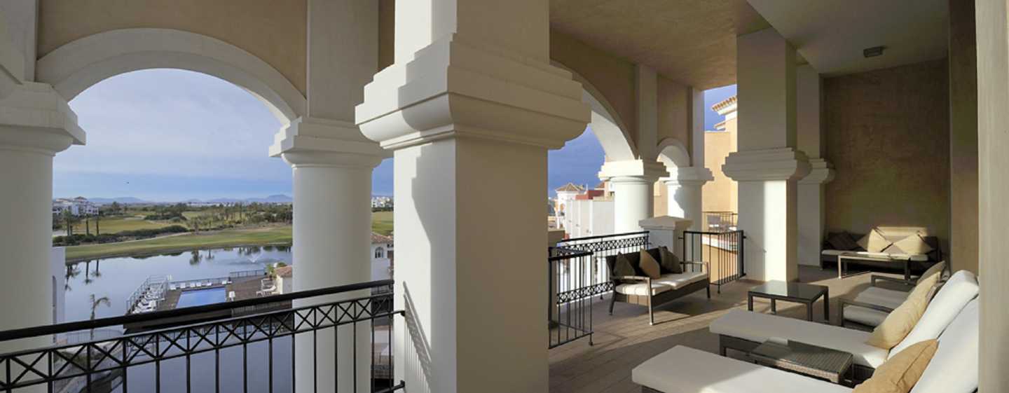 ดับเบิลทรี บาย ฮิลตัน ลา ตอเร กอล์ฟ แอนด์ สปา รีสอร์ต Hotel Roldan ภายนอก รูปภาพ Balcony of a suite at the Ritz-Carlton, Naples