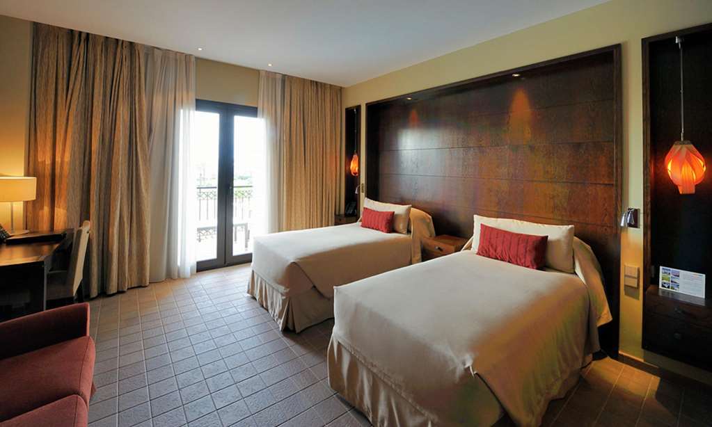 ดับเบิลทรี บาย ฮิลตัน ลา ตอเร กอล์ฟ แอนด์ สปา รีสอร์ต Hotel Roldan ห้อง รูปภาพ A typical room at the hotel